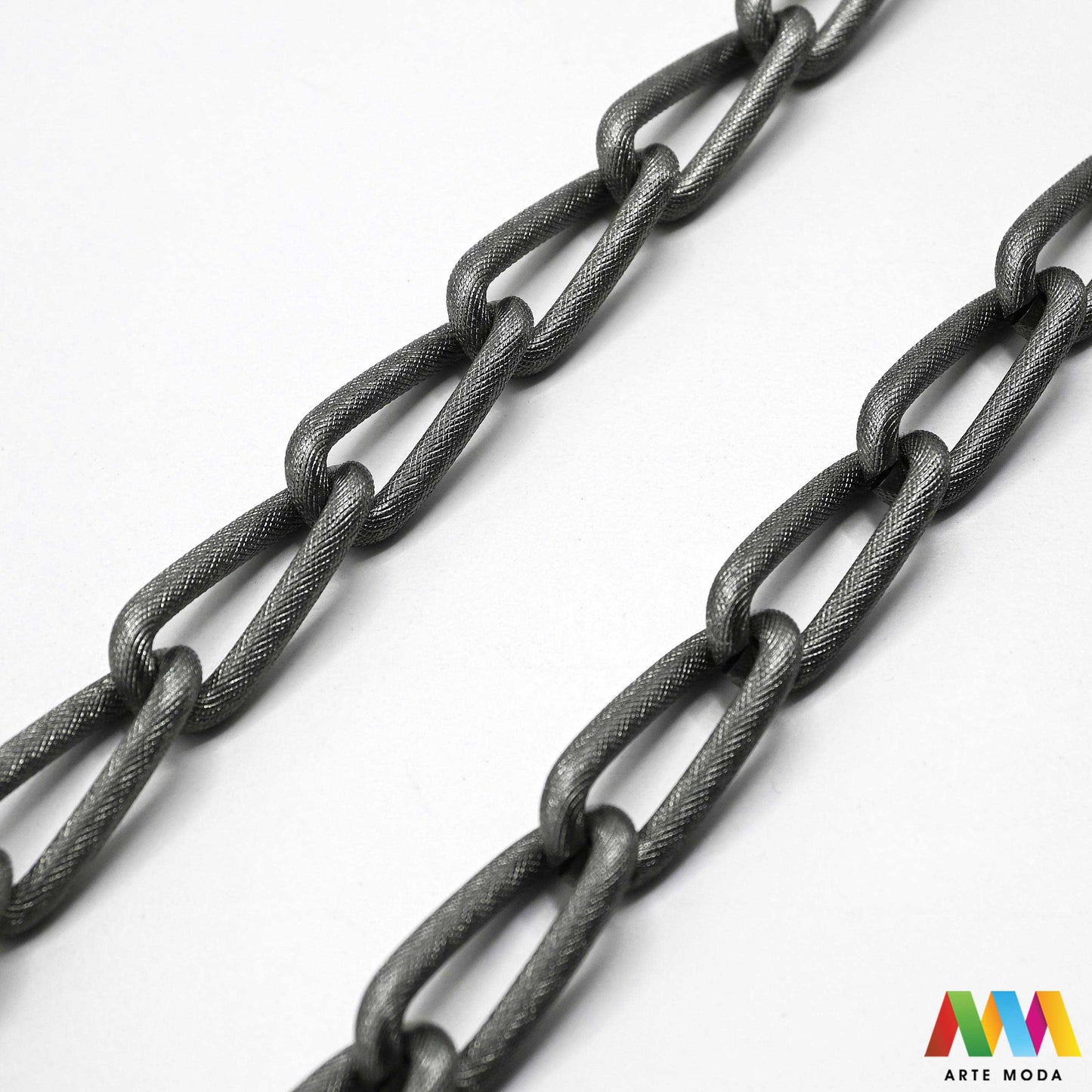 aluminijski lanac torbe ruksak nakit lagani izrada aluminij DIY materijal remen ogrlice narukvice karike ručke pribor komponente ukrasni repromaterijal Želite lagan i trendi materijal Aluminijski lanci savršeni su za vaše projekte Idealni su za izradu laganih remena za torbe ili statement nakita ogrlice narukvice Lakši su od klasičnih metala ne opterećuju i dolaze u raznim bojama i debljinama Lako ih je rezati i oblikovati laganu eleganciju za svoj uradi sam nakit i modne dodatke arte moda repromaterijal