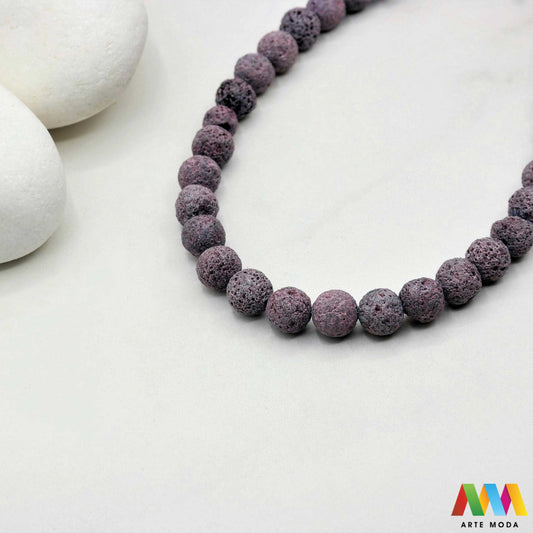 lava kamen vulkanska perle poludragi prirodni mat eterična ulja aromaterapija nakit izrada DIY repromaterijal mineral kristal narukvica ogrlica Tražite jedinstveni materijal za nakit Vulkanska lava je poludragi kamen s moćnom pričom Njegova porozna mat tekstura savršena je za izradu aromaterapijskog nakita jer sjajno upija i difuzira eterična ulja Lagan je simbolizira snagu i uzemljenje te je idealan za unisex i muške narukvice i ogrlice arte moda repromaterijal