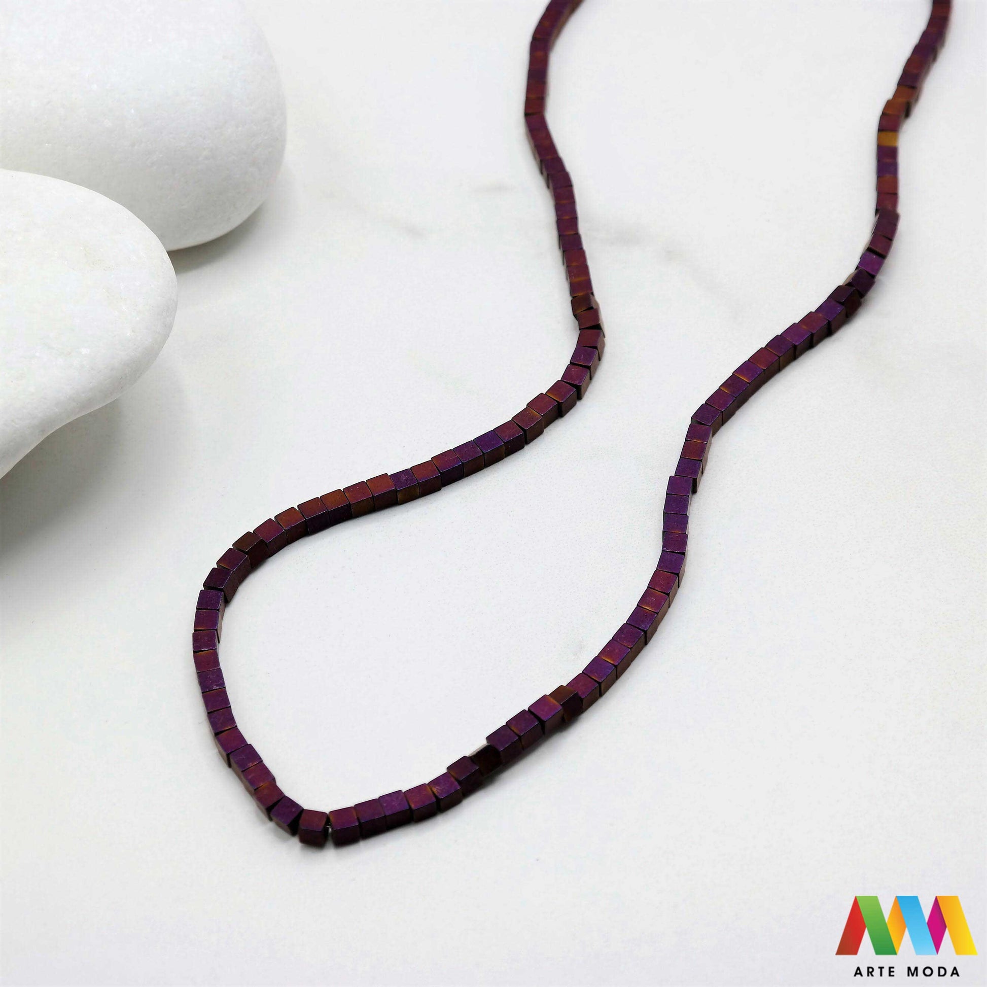 hematit krvavi kamen poludragi mineral metalni sjaj kvarc zrcalo kristal prirodni metalik meditacija zaštita repromaterijal Hematit (ili krvavi kamen) je prirodni mineral smeđe sive ili crne boje karakteriziran prisustvom hladnog metalnog sjaja Vjeruje se da pomaže u jačanju volje samopouzdanja i povezanosti s majkom zemljom Nakit izrađen od njega fascinira svojim tajanstvenim zrcalnim sjajem